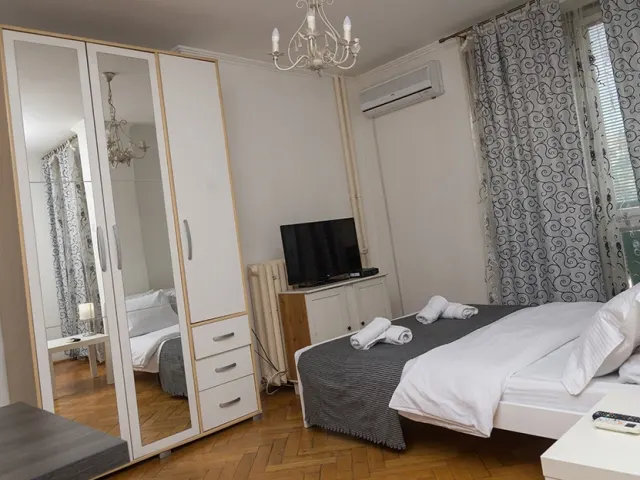 Soba sa plakarom, klimom i televizorom – Apartman Panorama Užice