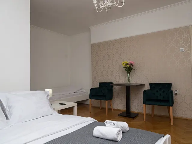 Spavaća soba sa bračnim krevetom – Apartman Panorama Užice