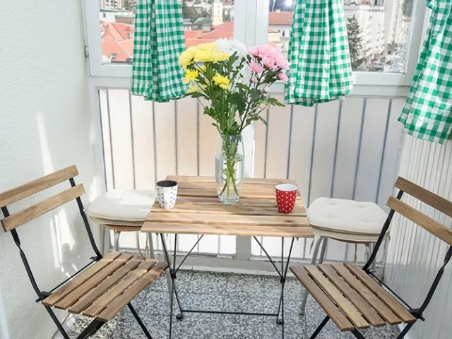 Terasa sa stolom i stolicama – Apartman Panorama, apartmani Užice