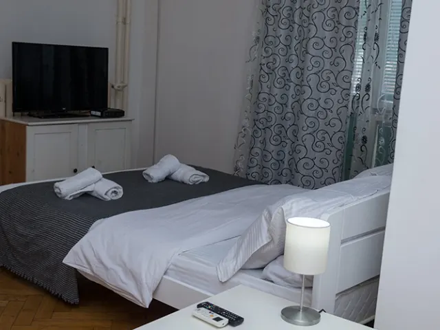 Spavaća soba sa televizorom – Apartman Panorama Užice