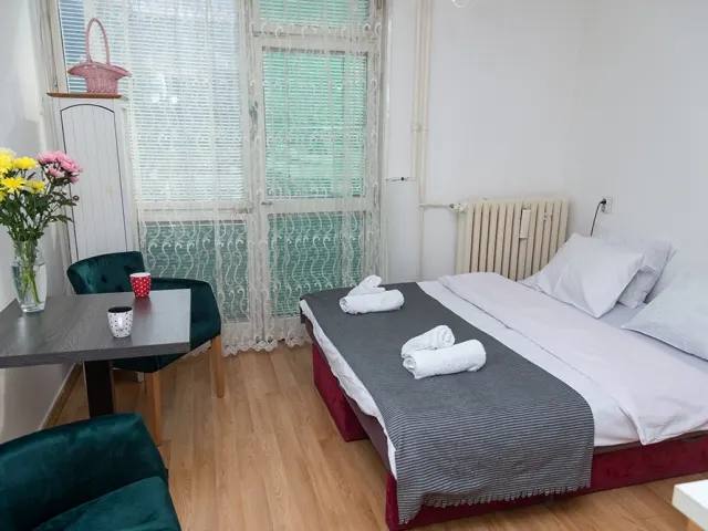 Druga spavaća soba sa bračnim krevetom – Apartman Panorama Užice
