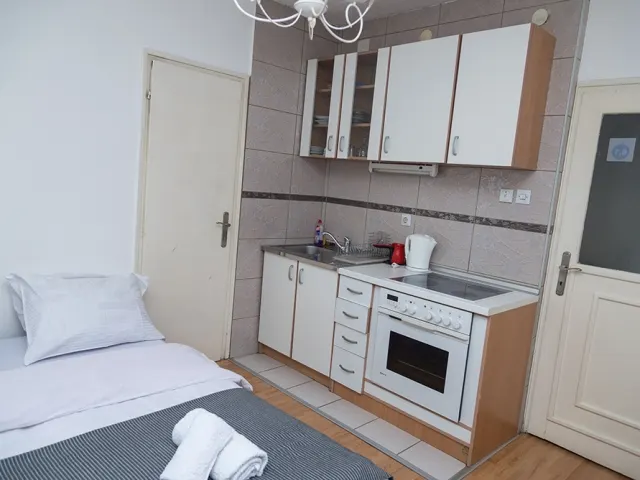 Kuhinja sa rernom i elementima – Apartman Panorama, apartmani Užice