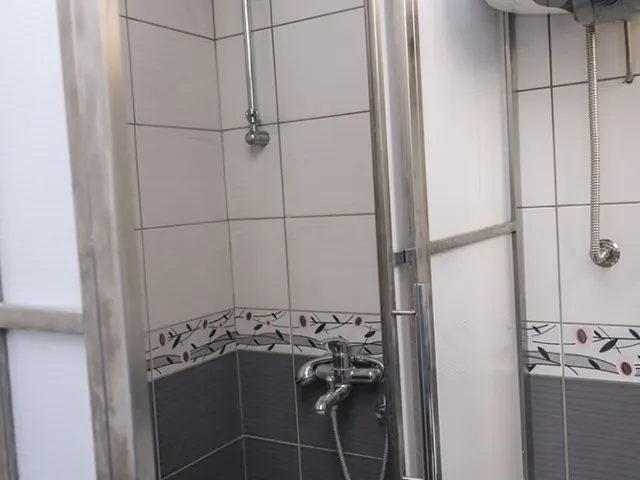 Kupatilo sa tuš kabinom – Apartman Panorama Užice