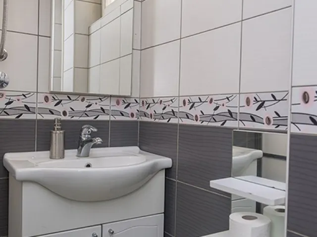 Kupatilo sa lavaboom i ogledalom – Apartman Panorama Užice