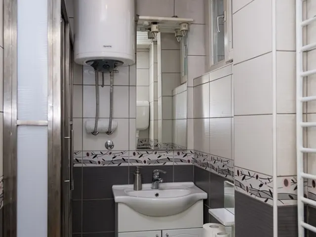 Kupatilo sa lavaboom i bojlerom – Apartman Panorama Užice