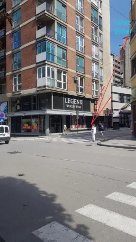 Ulaz u zgradu Apartmana Panorama – između butika Legend i menjačnice, Glavna ulica Užice