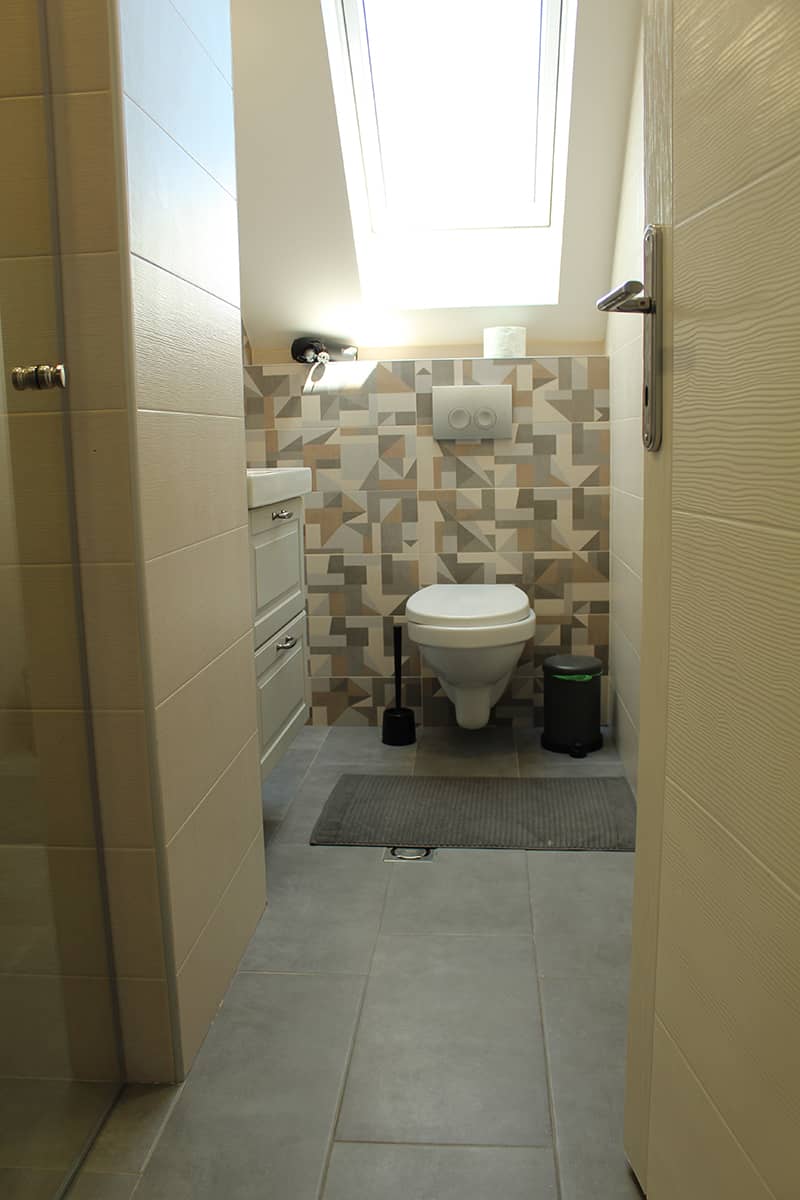 kupatila opremljena spanskom i italijanskom keramikom, staklenim tus kabinama